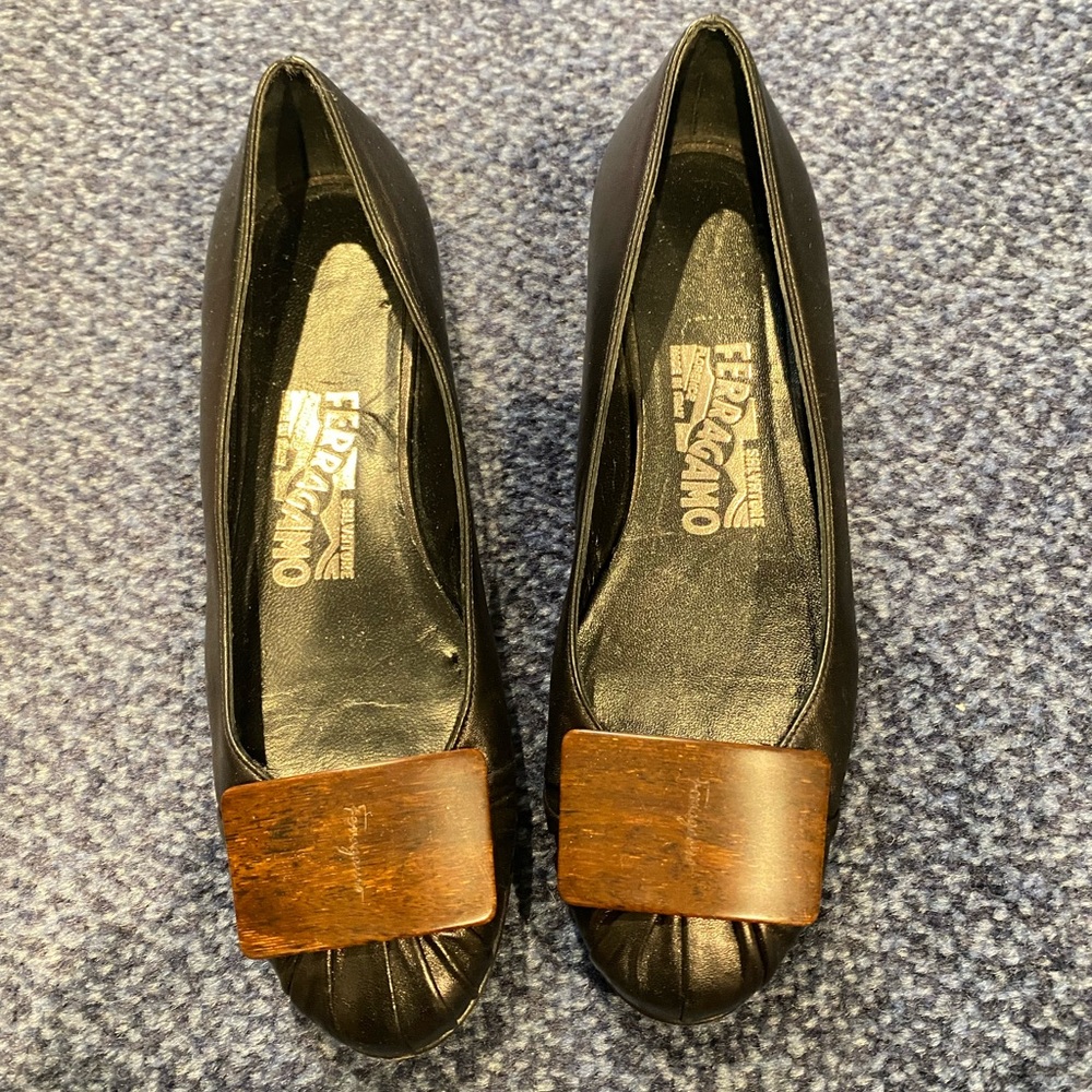 AUTHENTIC FERRAGAMO FLATS CLASSIC STAPLE